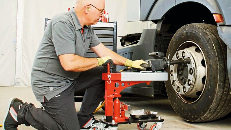 Der Montagewagen PT1 nimmt die Gewichte, die Drehmomente und die Vibrationen von schweren Schlagschraubern auf.(Bild:  Würth)