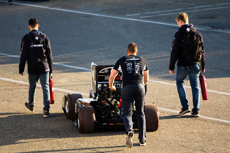 Bereits seit 10 Jahren kämpfen Studententeams aus aller Welt am Hockenheimring bei Formula Student Germany mit ihren selbstkonstruierten Rennboliden um den Sieg. (Formula Student Germany/ Botzkowski)