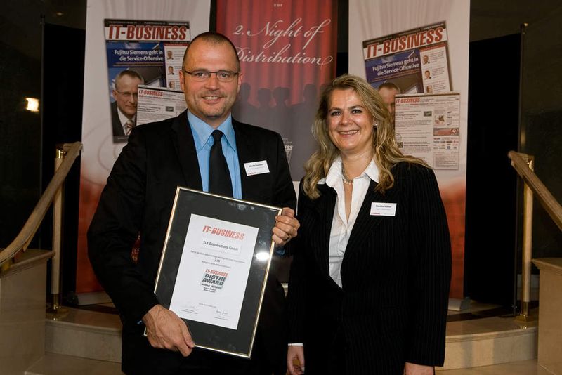 Martin Twickler von TLK nimmt von Caroline Häfner die Auszeichnung als Qualified Distributor im Bereich Value Added Distribution entgegen. (Archiv: Vogel Business Media)
