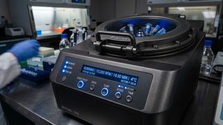 Was im Laboralltag reibungslos funktionieren muss, stellt Konstrukteure vor besondere Herausforderungen: Zentrifugen erfordern kompakte Antriebe, die hohe Fliehkräfte erzeugen, ohne dabei schädliche Verlustwärme abzugeben. (Bild: © Numan – stock.adobe.com / KI-generiert)